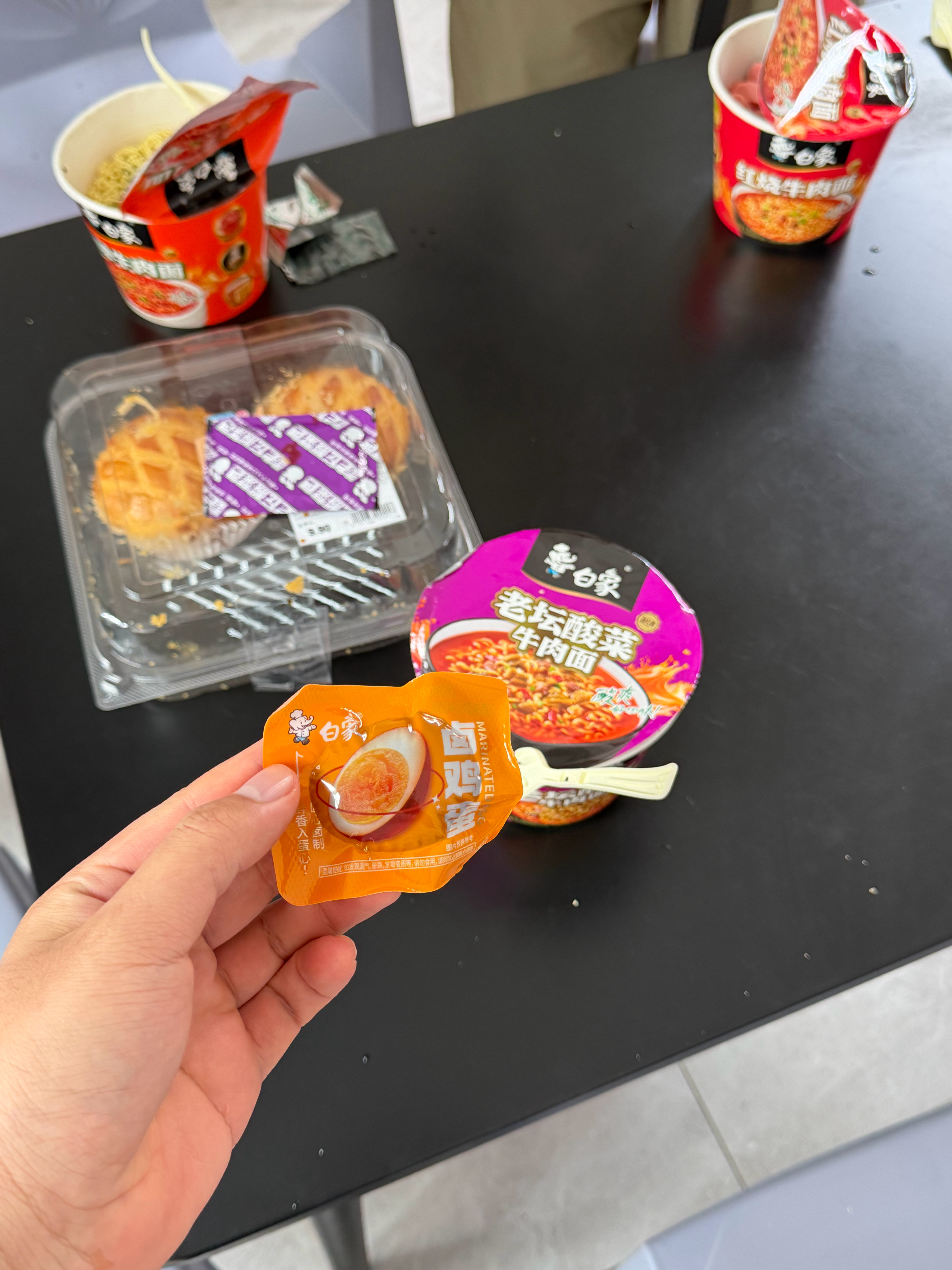 在服务区吃满汉全席了泡面卤蛋火腿肠但是撕卤蛋的时候把衣服搞废了