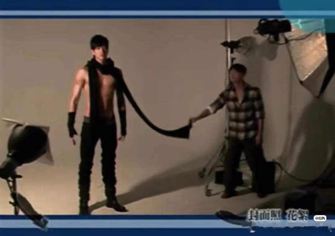 何润东的身材比例好震撼啊！！！怎么能宽肩窄腰大长腿都有，而且比例好何润东谈张凌