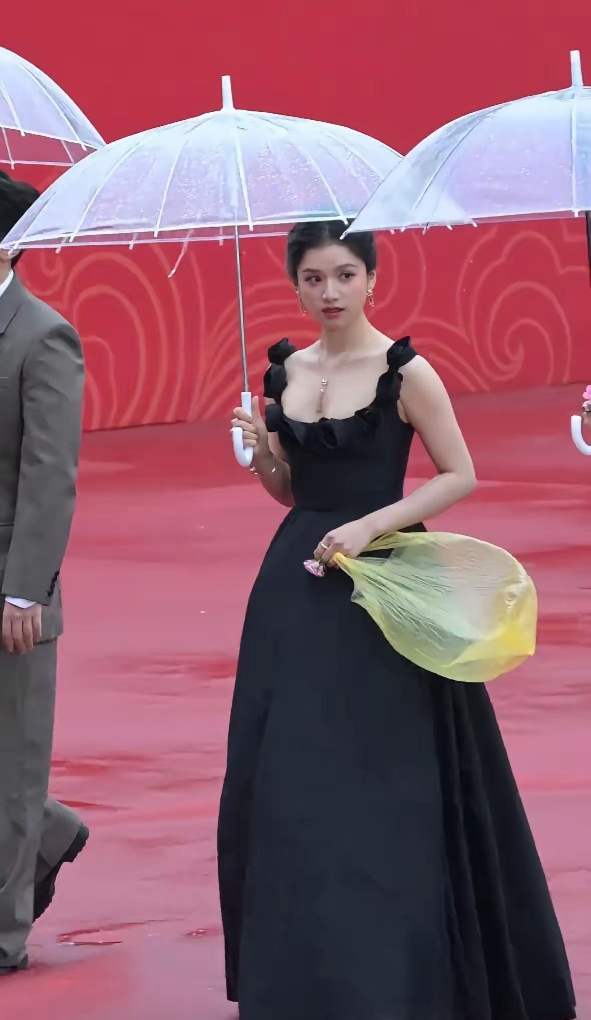 张婧仪拿塑料袋走红毯？有网友说这是巴黎世家的袋子，一个袋就卖12000元！既敢设