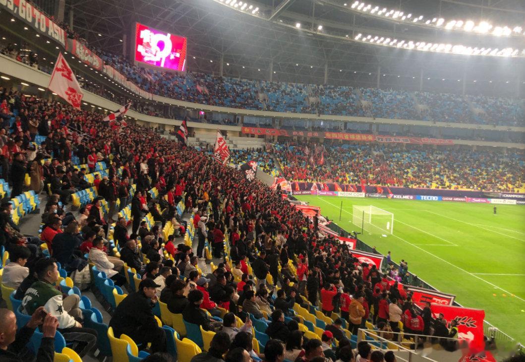 【先活下去吧】成都蓉城事已至此，不必难过，还能活着，已算幸事。成都蓉城背后是成都