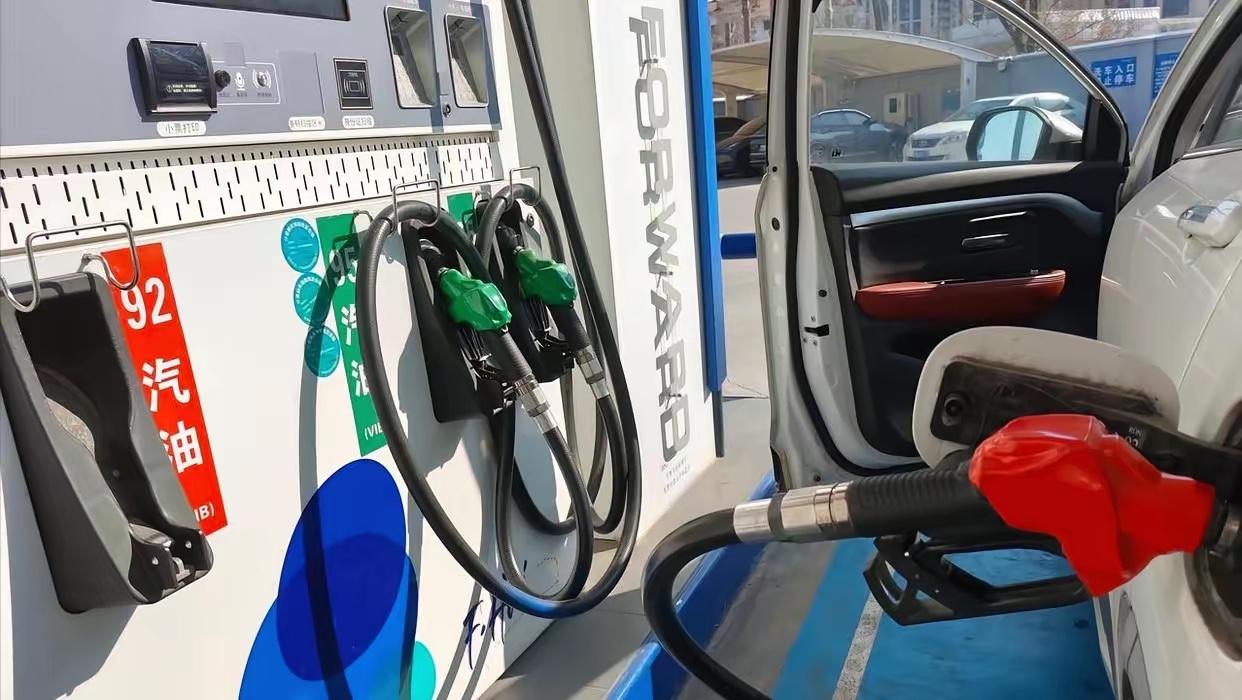 这个数字不是随口说的，是无数老司机踩油门踩出来的心理阈值。家用车百公里按8个油算