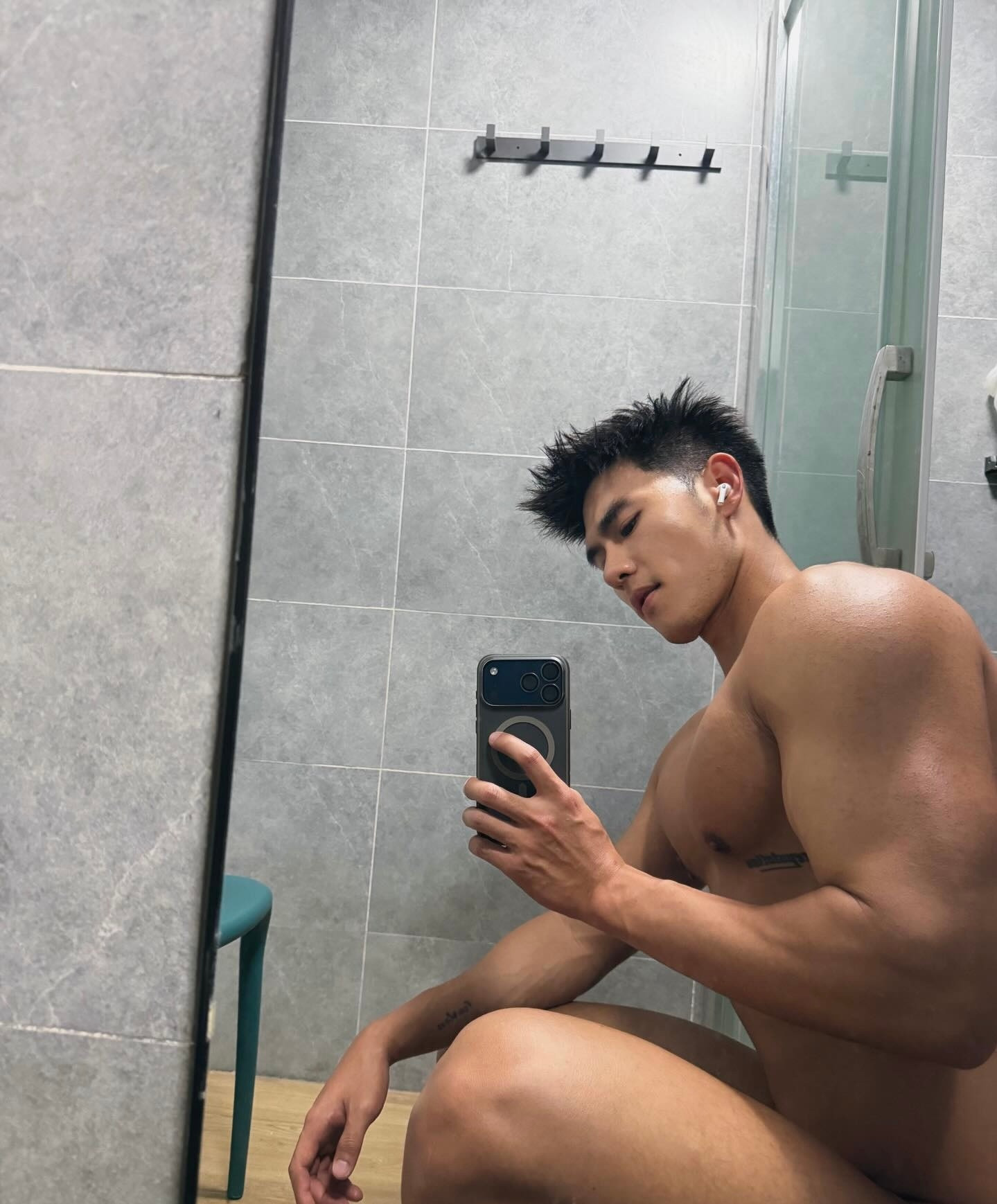 等你递毛巾​​​