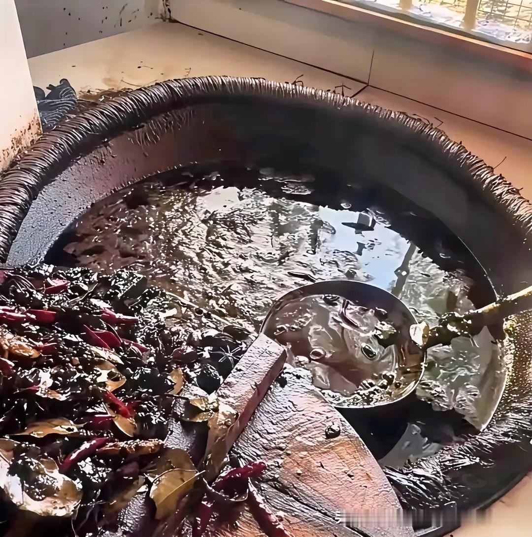 这锅几十年的卤水还保存在家里了，准备一代代当传家宝传下去哈。怎么就想不明白？这卤