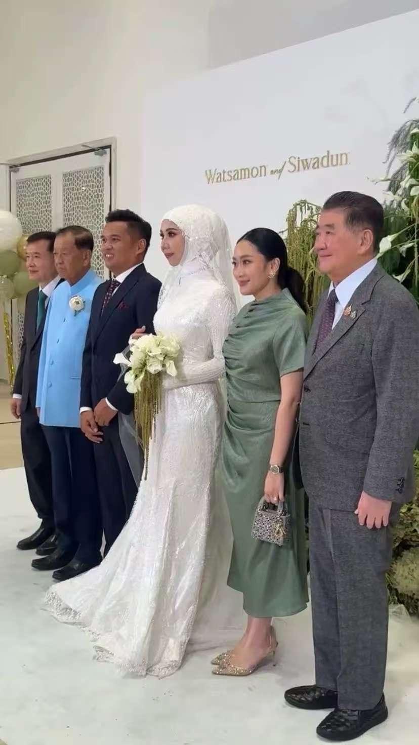 佩通坦参加婚礼，太漂亮了。佩通坦虽然被解除总理职位，但她的关注度不亚于现任总