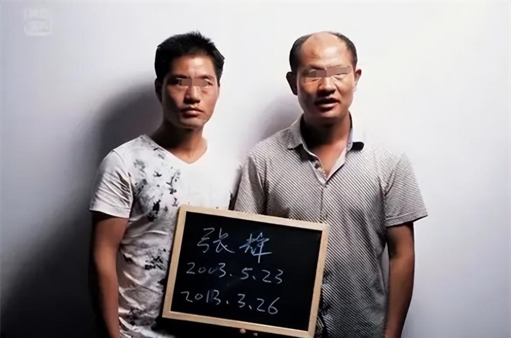 当年他好心让女孩搭顺风车，结果对方被杀。警方认定他是凶手，刑讯逼供，烟头烫胳膊