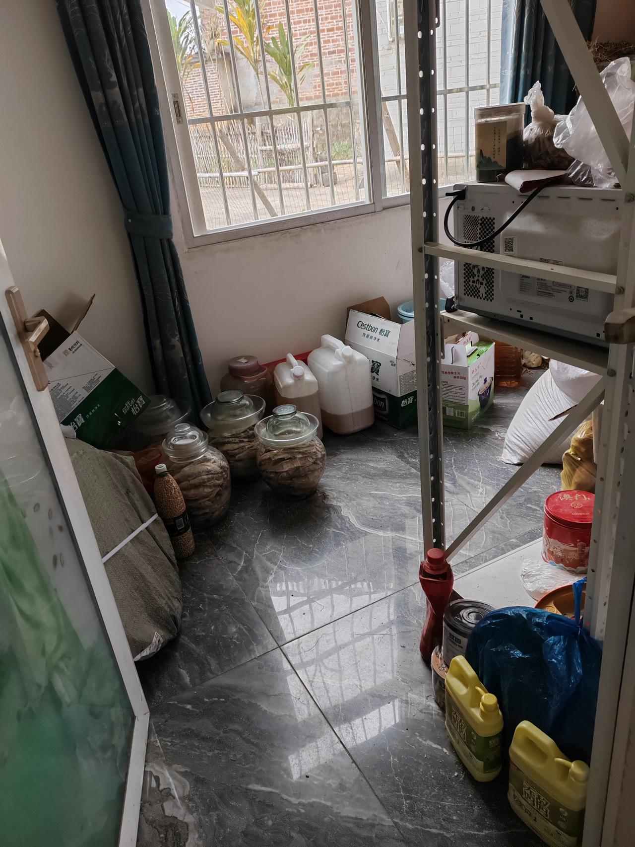 广西穷，房间也不收拾，东西随意放着，有间顶楼，楼上就不让看了，无非也就