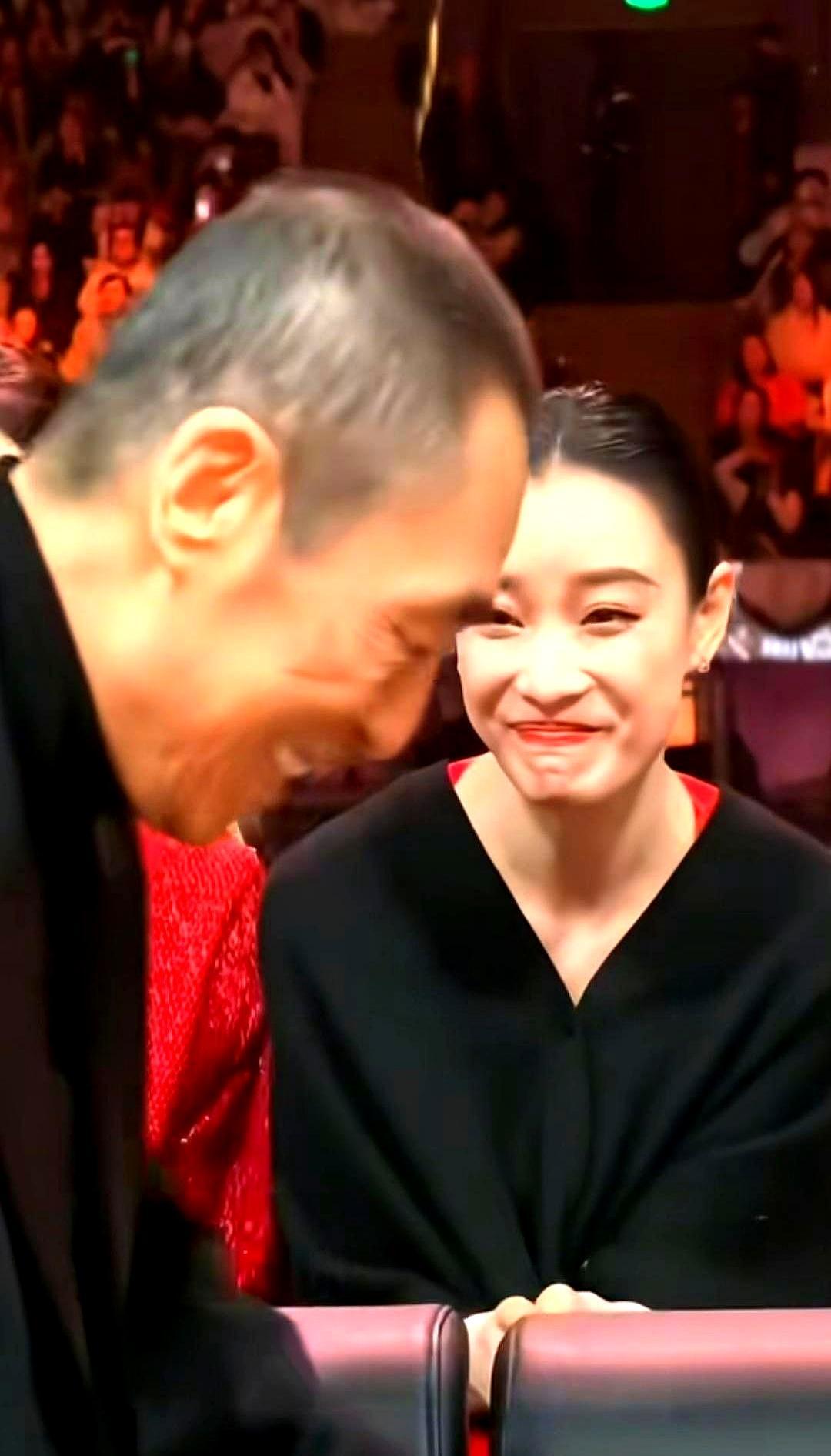 倪妮把辛芷蕾推到张艺谋面前那一刻，我懂了：真正的大花，不靠踩人上位，靠拉人出圈！