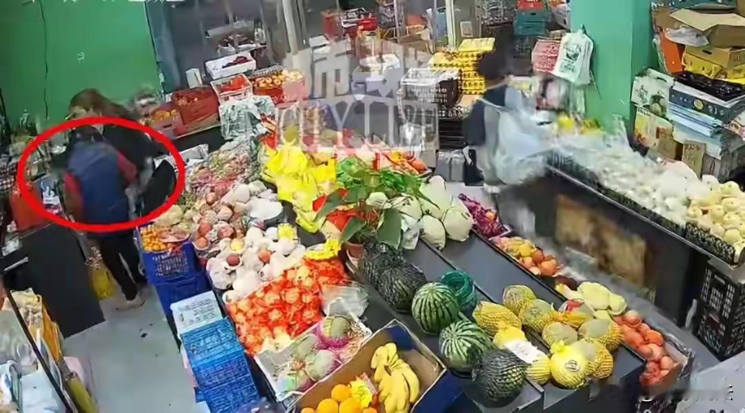 上海一90多岁老太，拿着几个西红柿到一水果店，说质量不好，非要退货退款，店员说：