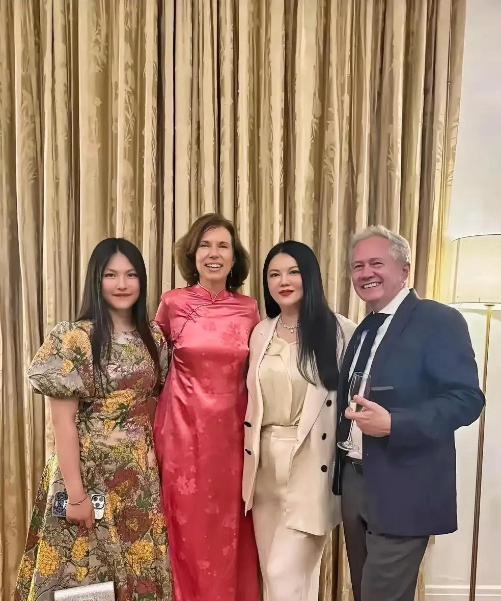 李湘带着女儿走进成人世界，不知该替她开心，还是该替她揪心。王诗龄只是一个1