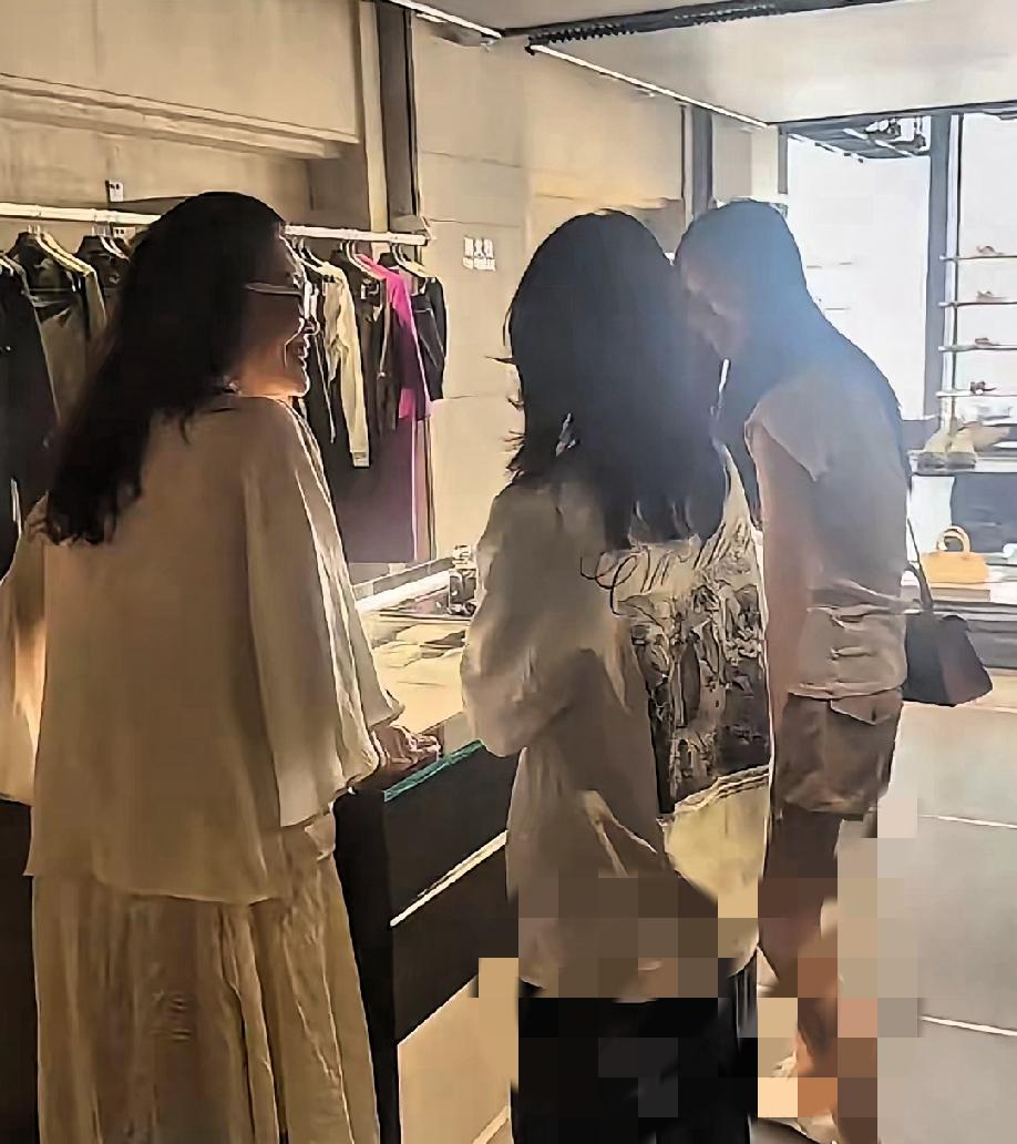 谁能想到镜头里雷厉风行的女强人，在孙女面前会流露出如此柔软的模样。张兰难得给自己
