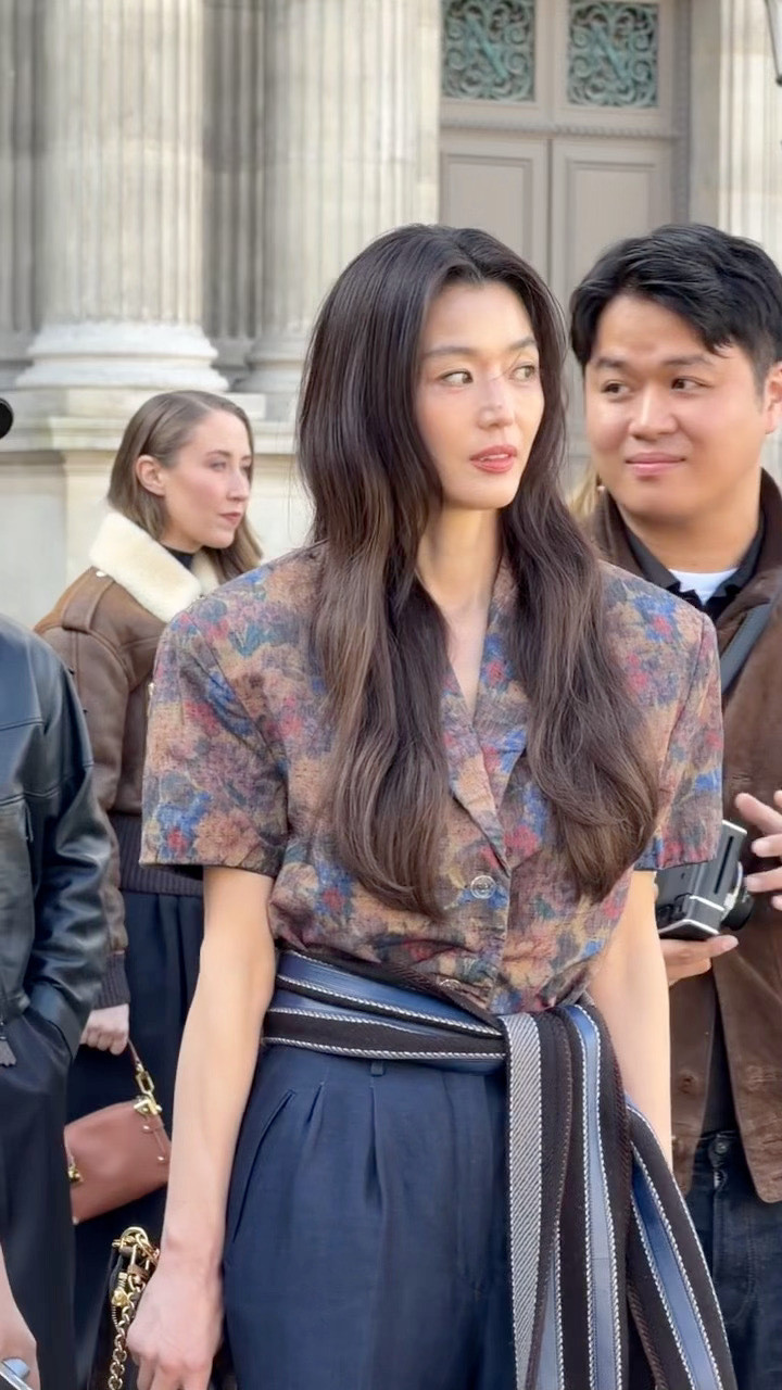 LV大秀刘亦菲，周冬雨等看秀嘉宾穿的衣服真的丑爆了