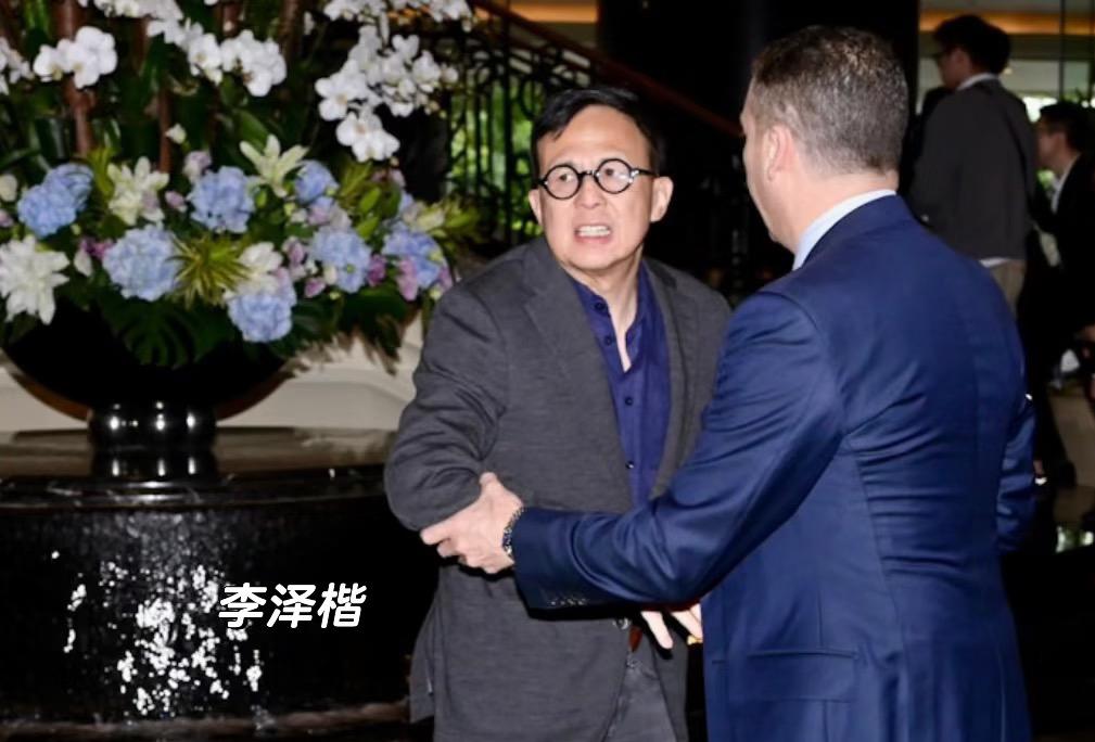 何超蕸追悼会现场，香港四大家族竟罕见集体出动。59岁李泽楷代表父亲李嘉诚现身，