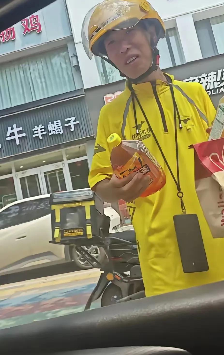 谁能想到，一句“线下接单不”，藏着这么暖的心思。大太阳把路面晒得发烫，外卖