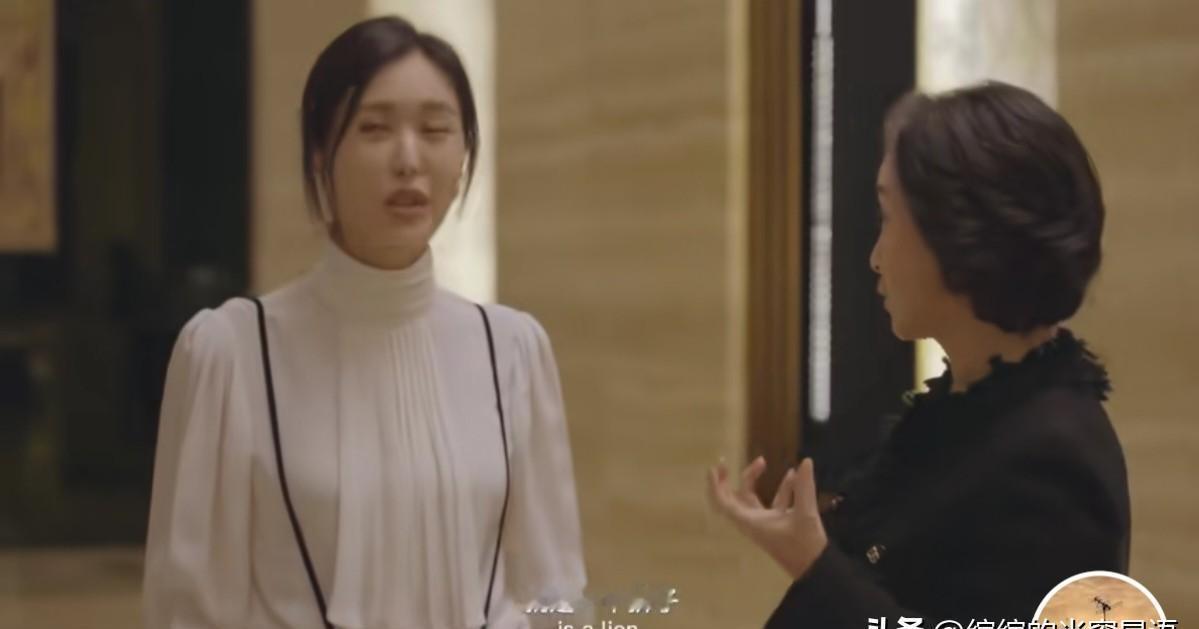 别再傻傻鞠躬请教了，真正的高手，一个姿势就镇住全场。何超琼正讲着，田朴珺双手插