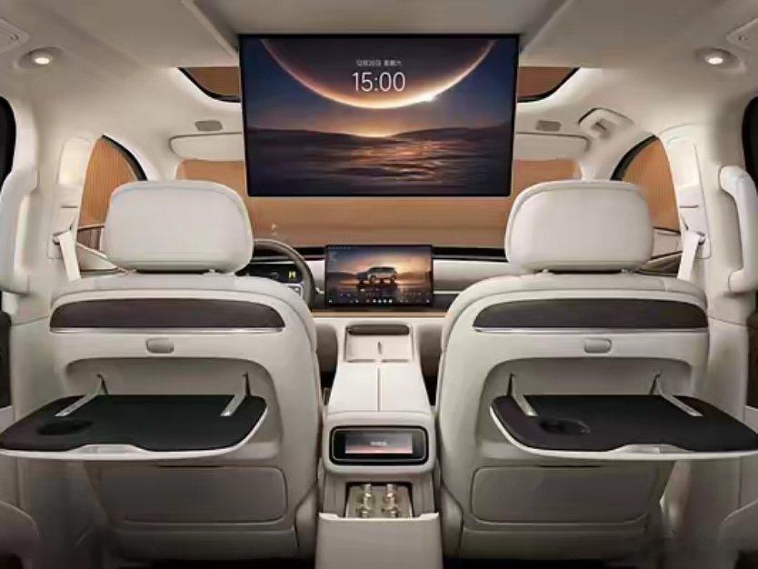 零跑D19内饰官图出炉！二排亮点看图，第三排细节我来唠～中间扶手超贴心，给陌生乘