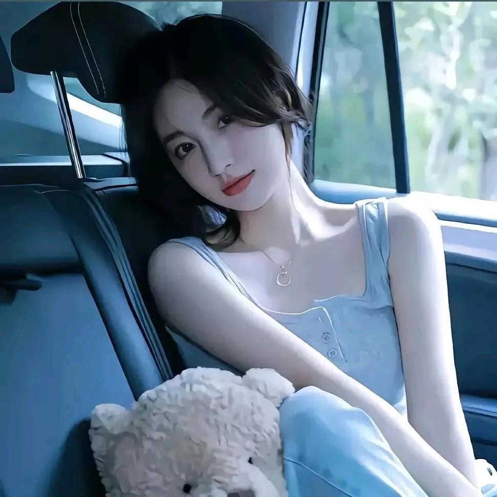 温柔少女与可爱泰迪熊的甜蜜时光车后座自拍车内的美女车室内自拍我在车里的自拍