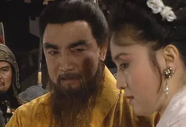 关羽和曹操的抢妻事件！过去民间和演义里，关羽是不近女色的，“万恶淫为首”嘛，