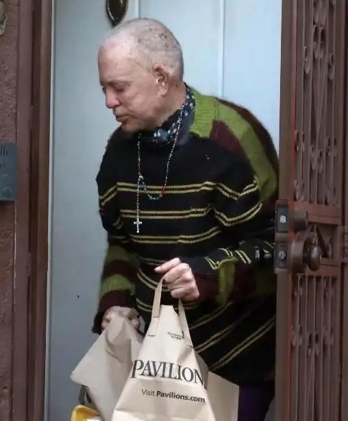 谁能想到，好莱坞硬汉米基·洛克，从《摔跤手》红遍全球，现在却为房租发愁。他演过