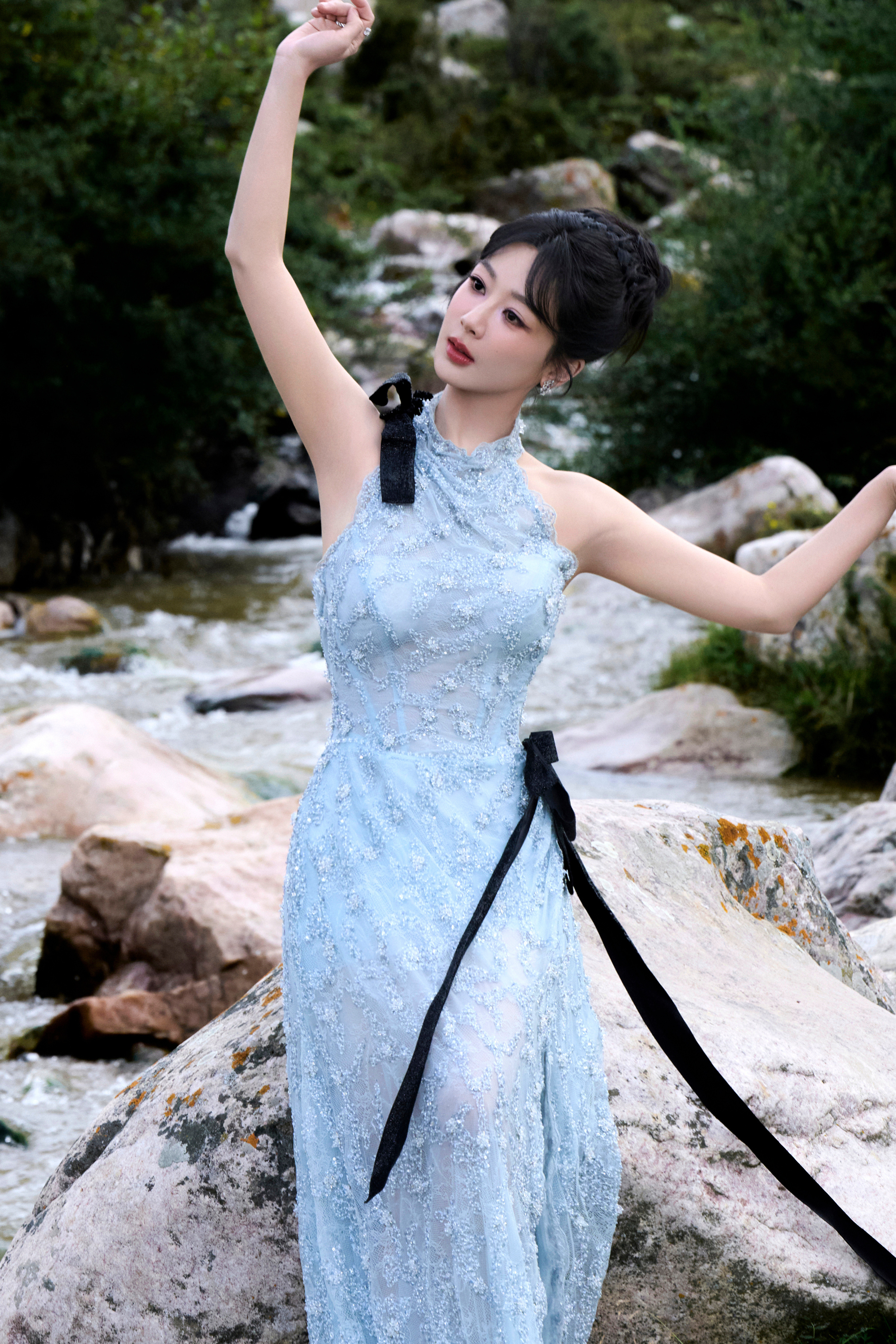 杨紫溪水潺潺，青石为伴，浅蓝礼裙衬得她似林间精灵，在自然里绽放柔美光彩。杨紫直