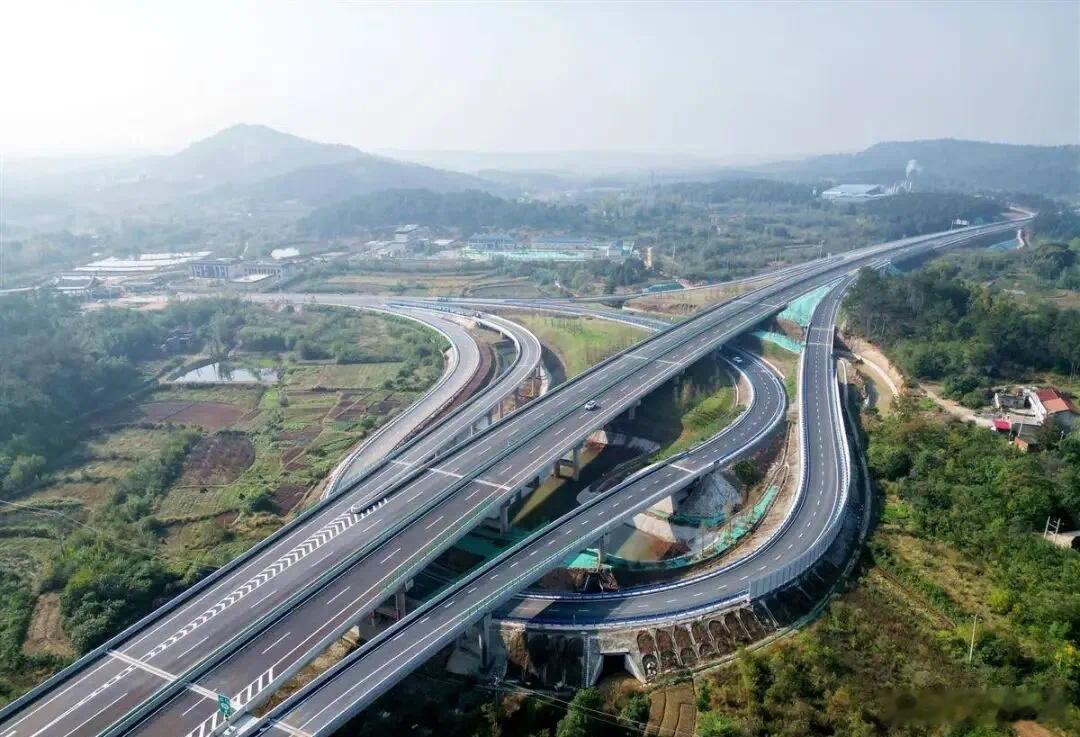 【年底通车！】11月9日，由湖北交投集团投资建设的随州至信阳高速公路项目通过交