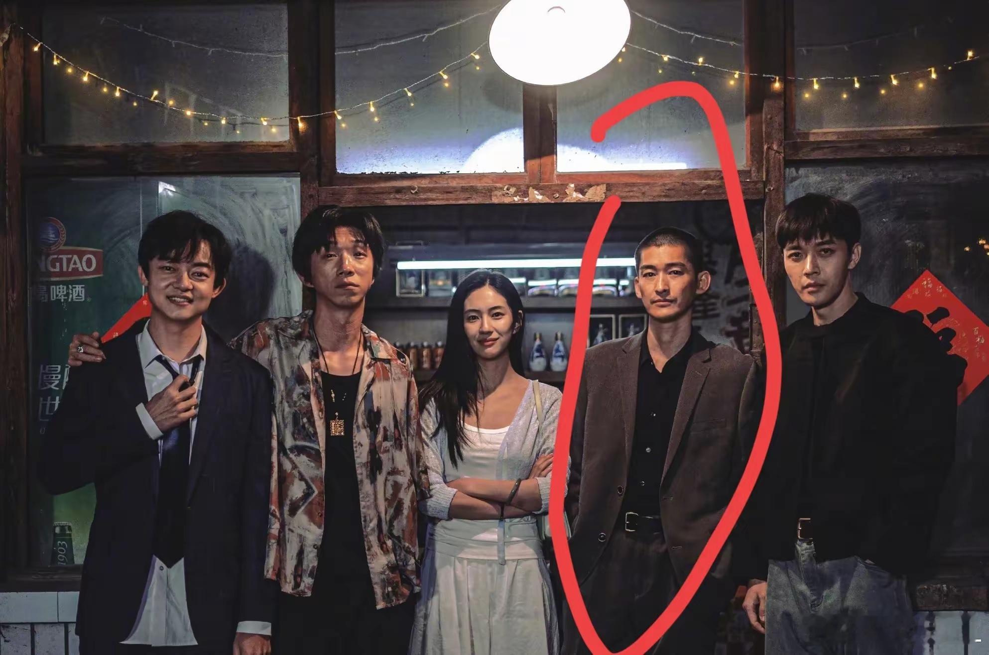 在影视行业不断更迭的浪潮中，张翰似乎迎来了演艺生涯的重要转折点。步入不惑之年的他