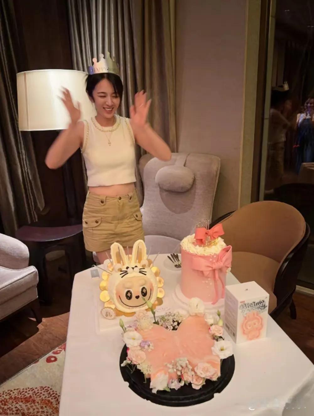 近日，俞灏明陪王晓晨庆生的画面温馨又动人。两人一同吃海鲜餐，氛围甜蜜，眼神间满是