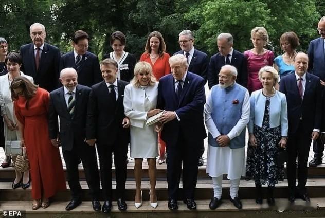 G7峰会大合影看点:高市早苗显得格格不入，融不进去的圈子还是不要硬挤。摄影师真没