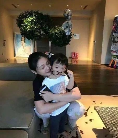 小玥儿本来是个最有福气的姑娘。富二代的爸爸和大明星的美女妈妈。结果，不幸的事