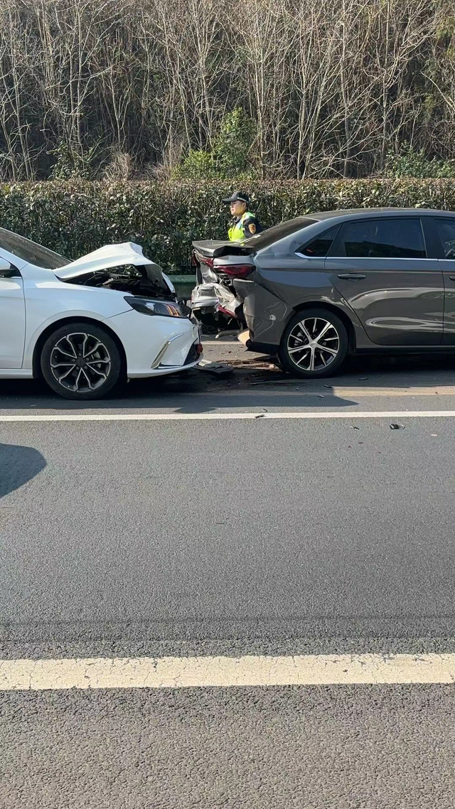 高速急刹自动抱死今天高速前车突然急刹，我踩脚刹已经刹不住了，车子自动抱死，停在