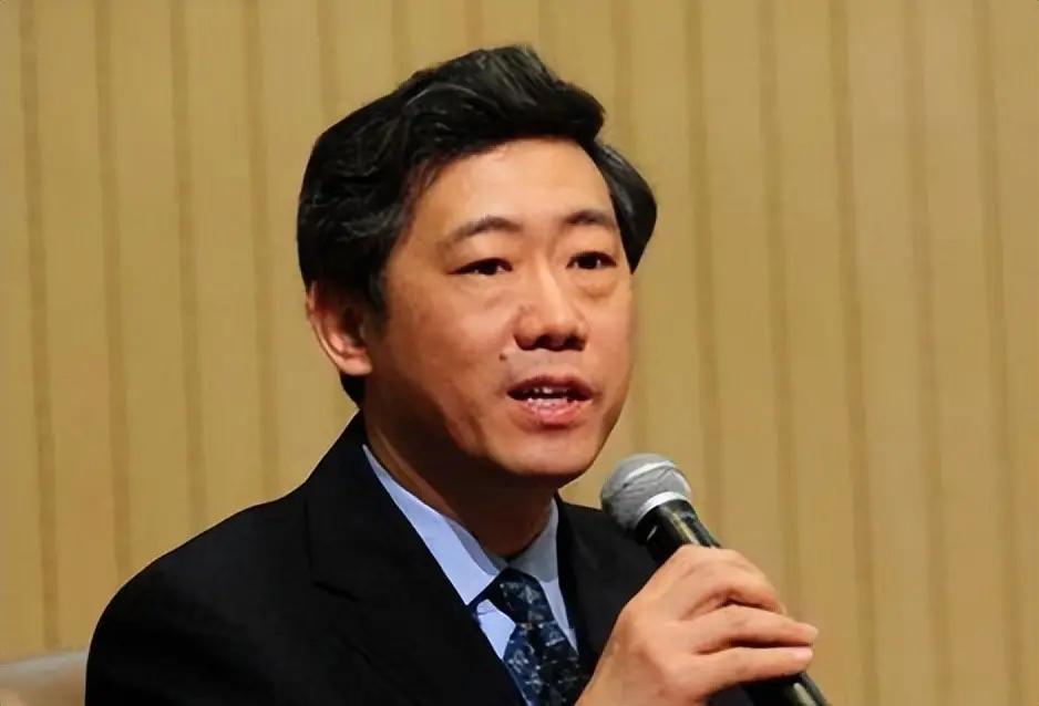 北京，清华教授李稻葵在一场公开论坛上情绪激动，罕见拍桌发声：坚决反对养老政策无限