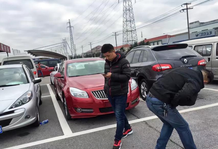 最近陪朋友逛二手车市场，发现一个残酷现实——某些车，买的时候是真香，卖的时候是真