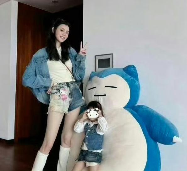 终于看懂何猷君为什么要娶奚梦瑶了，看看他们女儿这大长腿，妥妥的改善后代基因啊！最