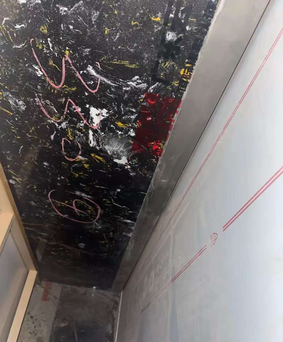 千万不要出电梯进夹层啊！！！！不要踏出去！！！
