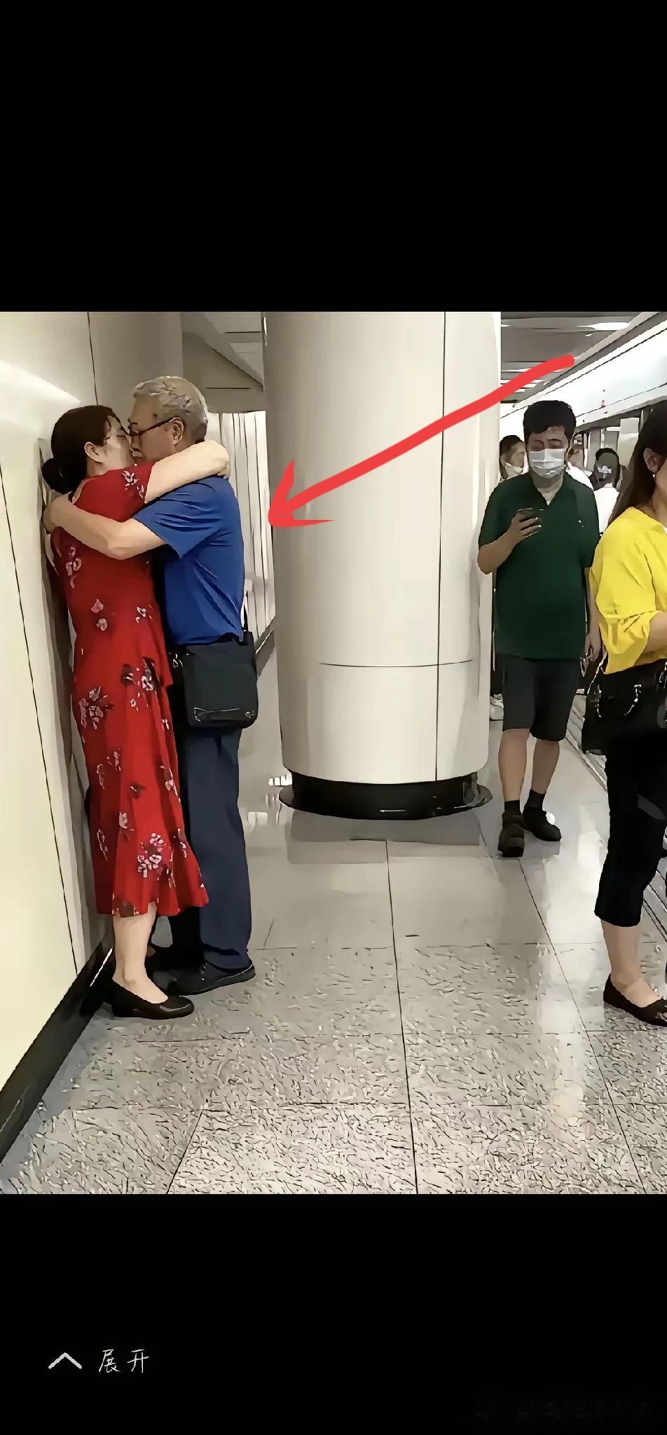 这这现在的人开放，都不分年龄了!?也不分场合了!?