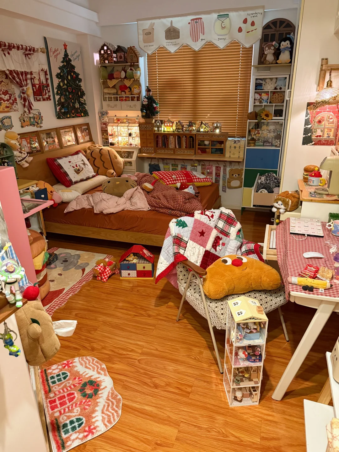 好喜欢这种活人感的乱糟糟极繁卧室！！！