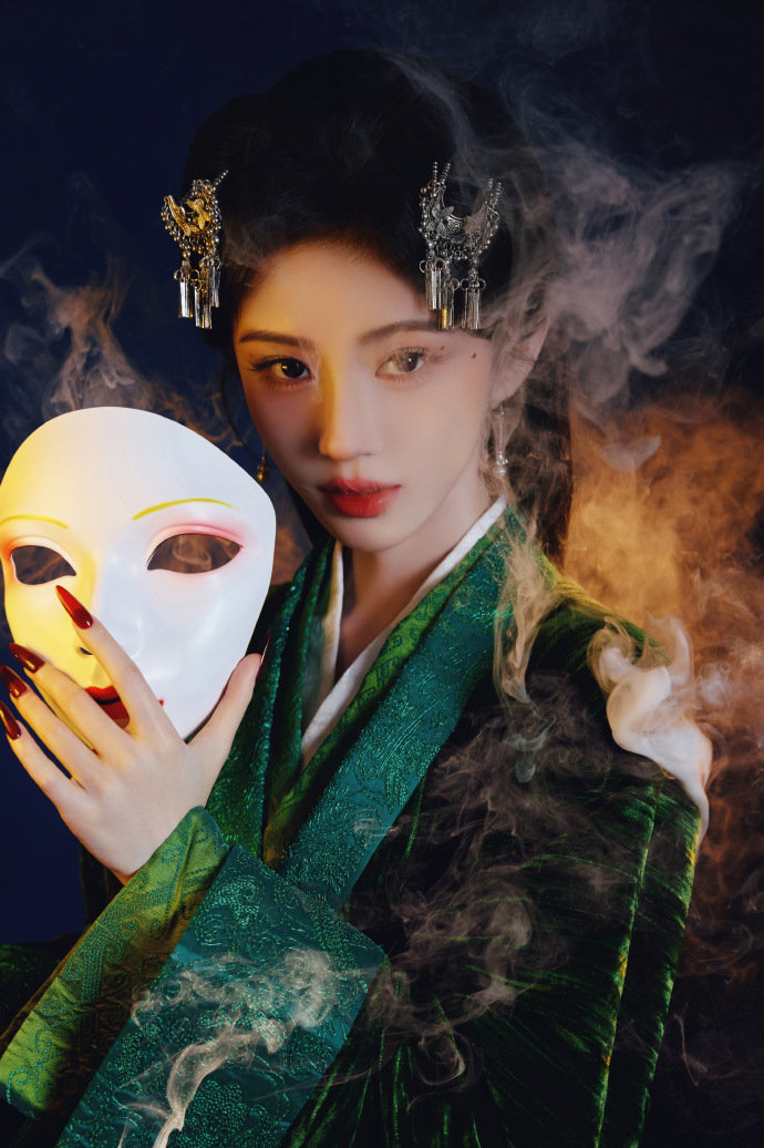 打的是田嘉瑞疼的是鞠婧祎比巴掌先来的是鞠婧祎的香气戏里要动手，戏外满是温柔，鞠婧