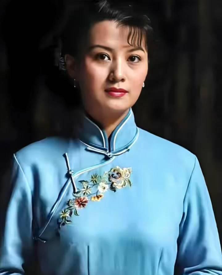 她真的太美了！16岁惊艳荧屏，珠圆玉润的身材自带贵气，年过半百仍温婉如兰，自信内