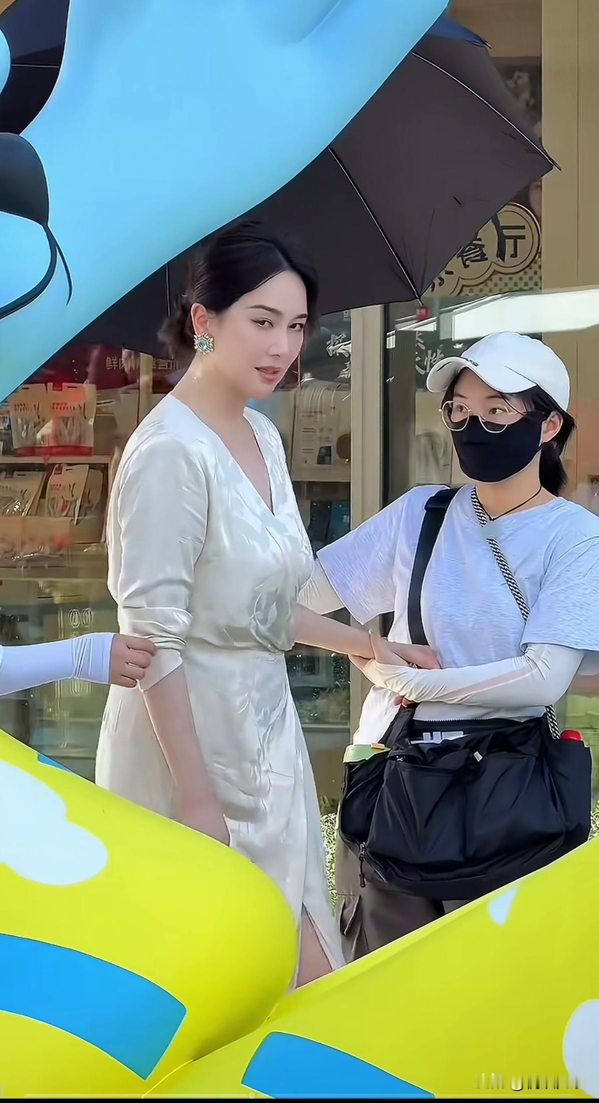 中年左小青，依然气质拉满，感觉她从出道美到现在，比以前更有女人味了，简直就