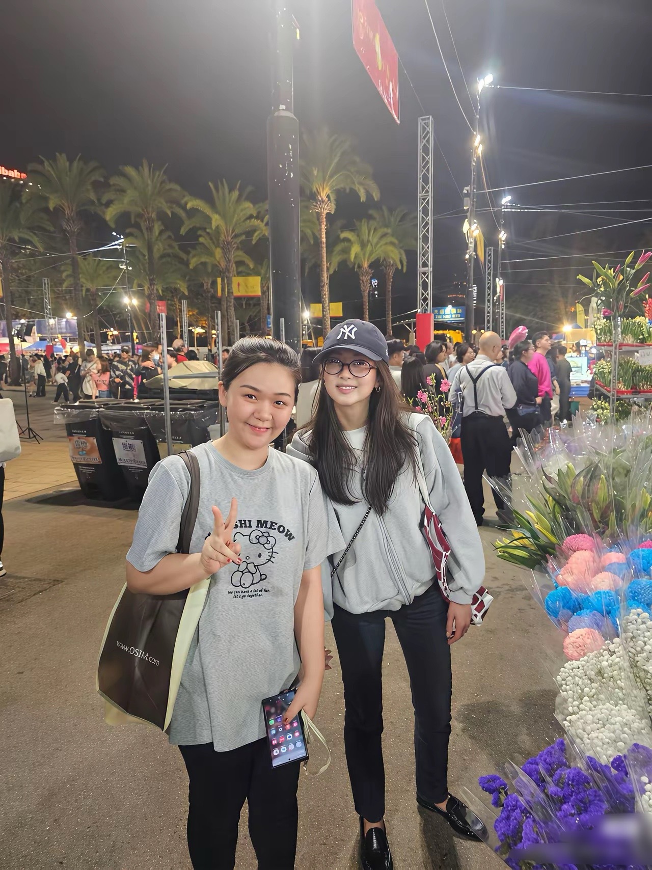 终于知道女明星有多好看了，普通的路人美女和她站在一起差距都这么大。真的是太瘦，太