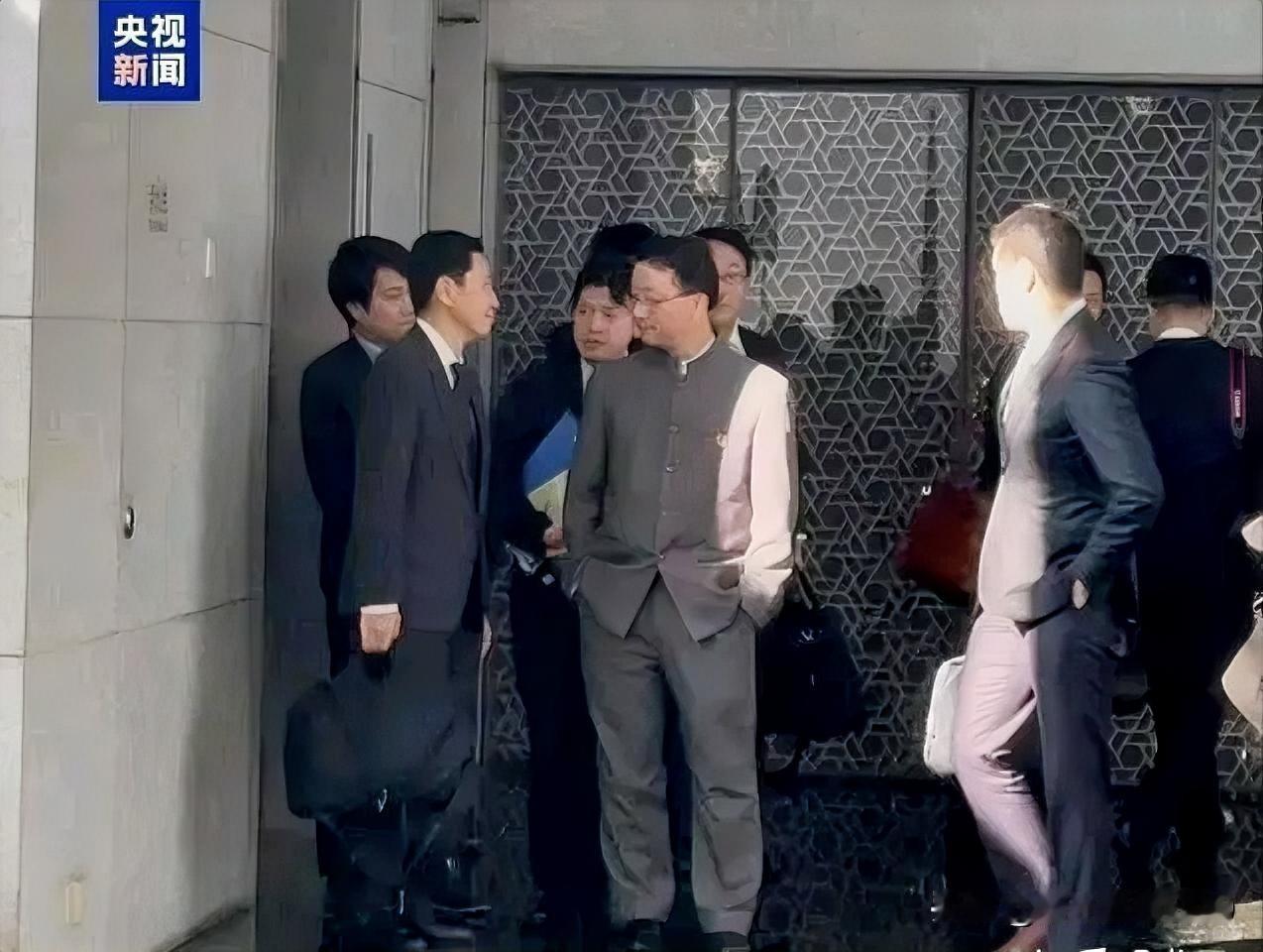 三张图杀疯了！央媒、法新社、日媒各拍各的，但我满脑子就一个念头：平时吐槽某些公务