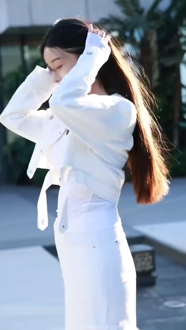 白衣飘飘，风华绝代。