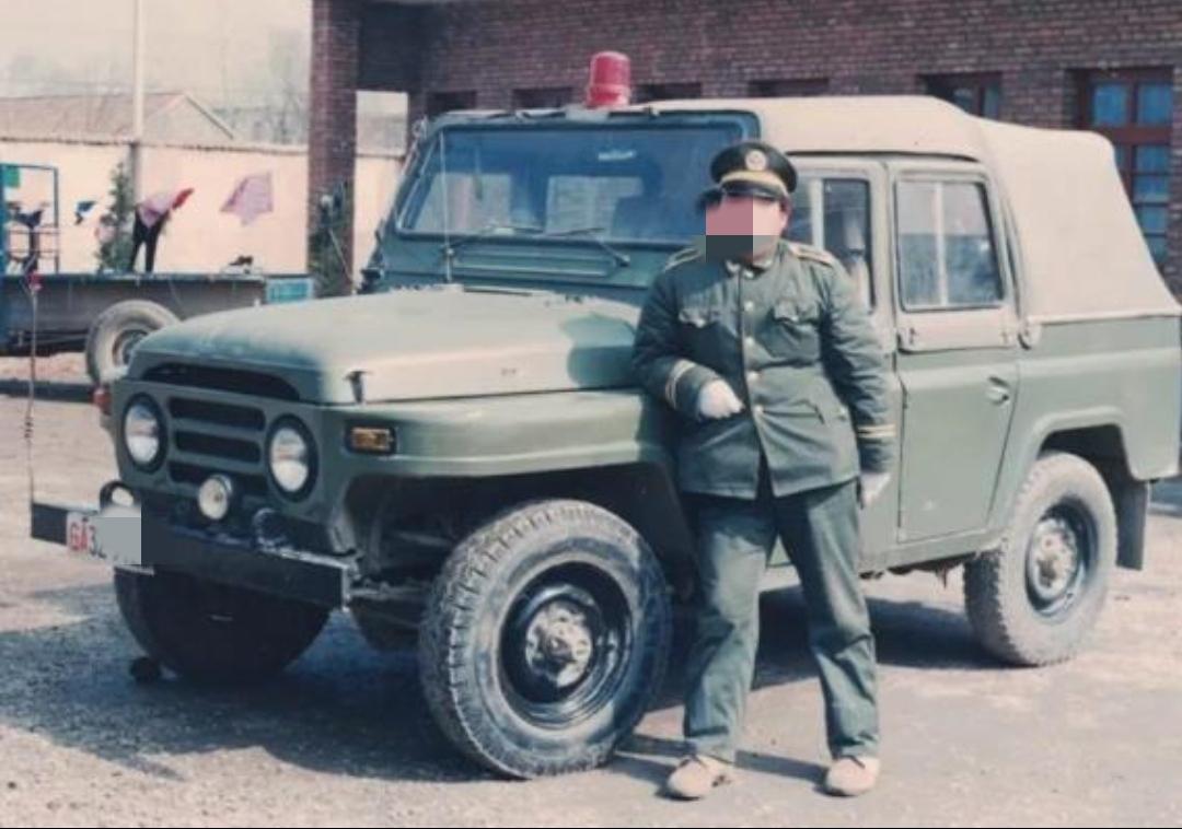 错失转警机会的司机！我的邻居是一个开警车的司机，他平时上班穿警服，但是没有警衔