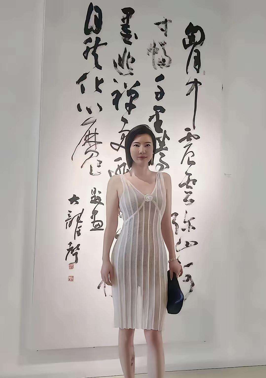 这幅书法绝对是现代草书的佼佼者，忍不住有站在其侧有合影永久保存的冲动！近年我养