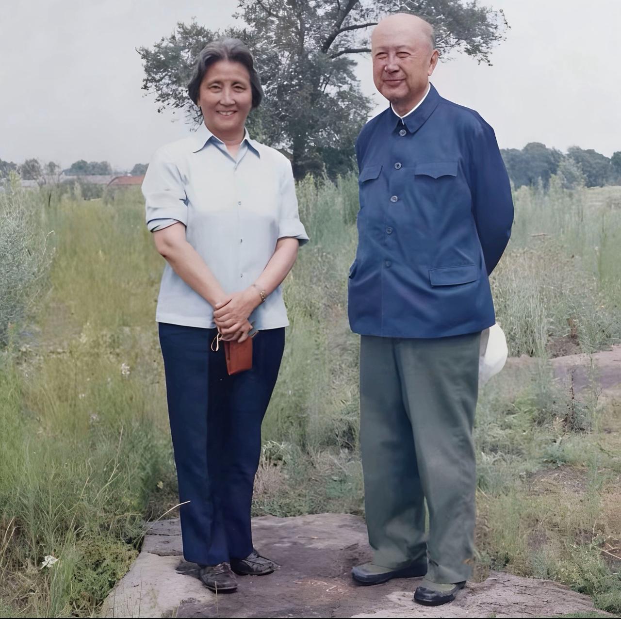 下图一是钱学森夫妇拍摄于上世纪七八十年代的一张照片，照片中的两人穿着都极其朴素。