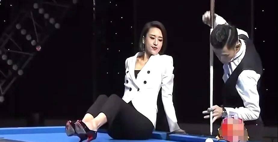 女人这辈子，头发越短，命越好。你看张蕾。央视舞台上十几年，那头标志性的长发，