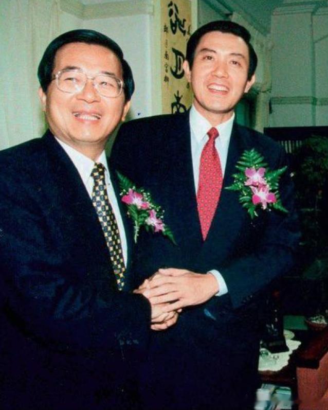 1998年6月6日时任台湾政治大学教授的马英九与时任台北市长陈水扁共同出席活动历