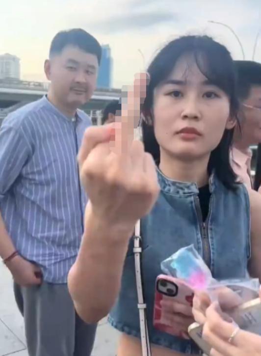 2024年，大陆女子去马来西亚旅游，却被香港女子指着鼻子骂“中国人滚回中国！”大