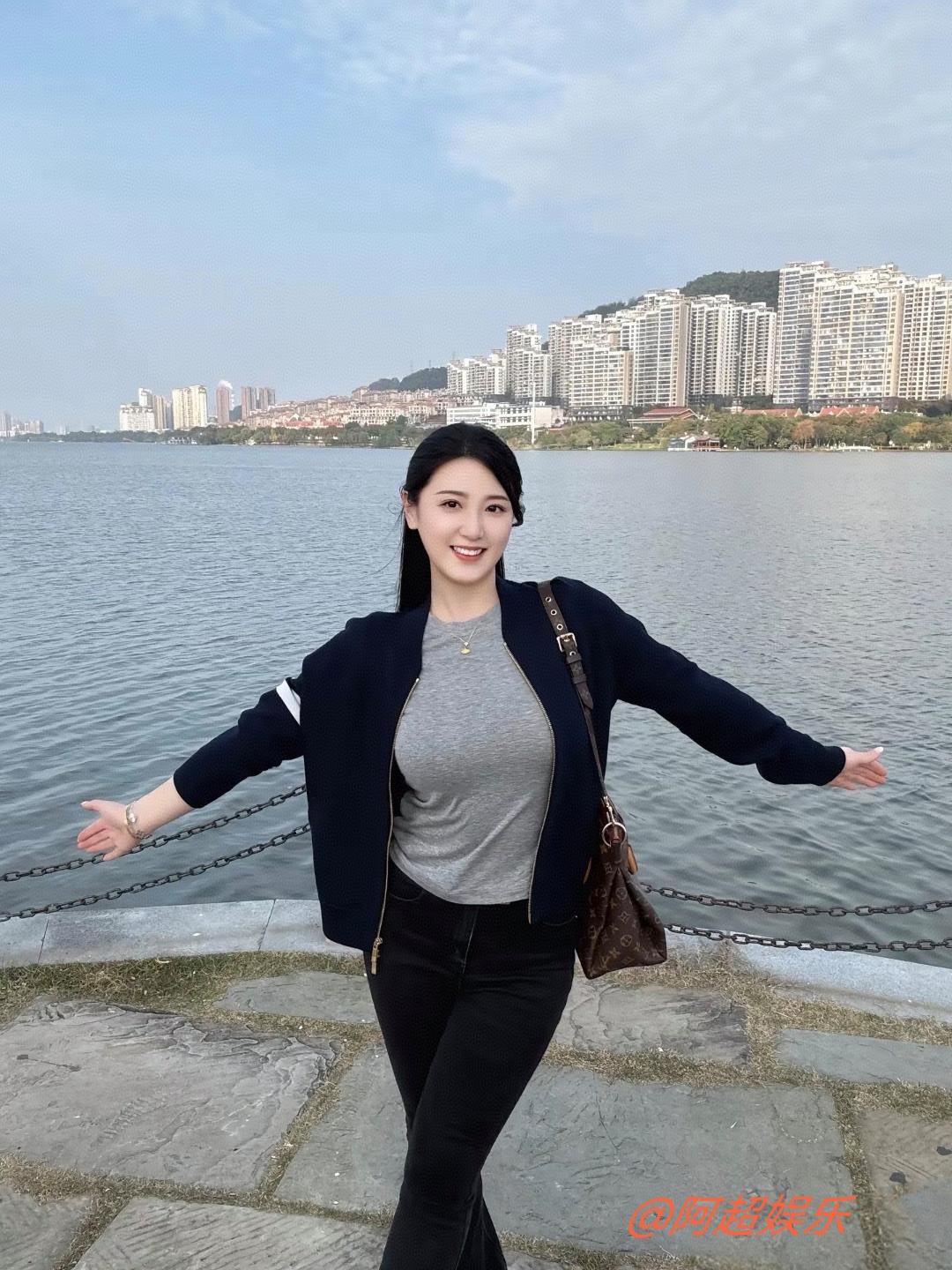 湖边的风裹着秋意，把日常的松弛都揉进了风景里。不必追赶时间，此刻的波光与舒展，就