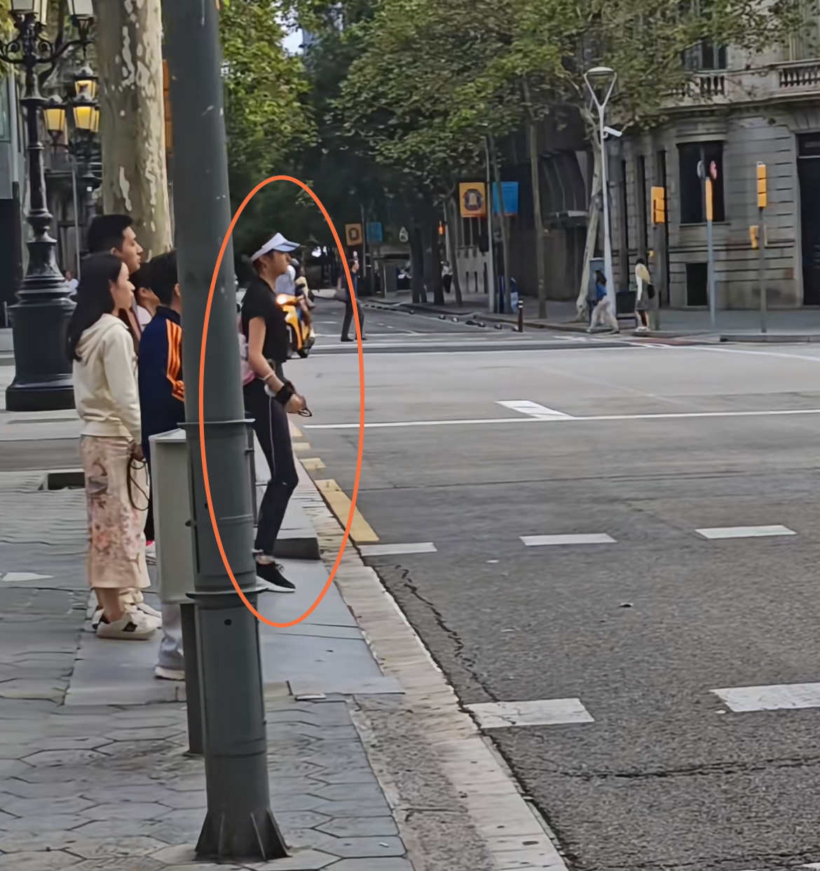 关晓彤两度现身巴塞罗街头跑步被偶遇！背粉色包，等红绿灯时仍不停歇，穿黑色紧身裤