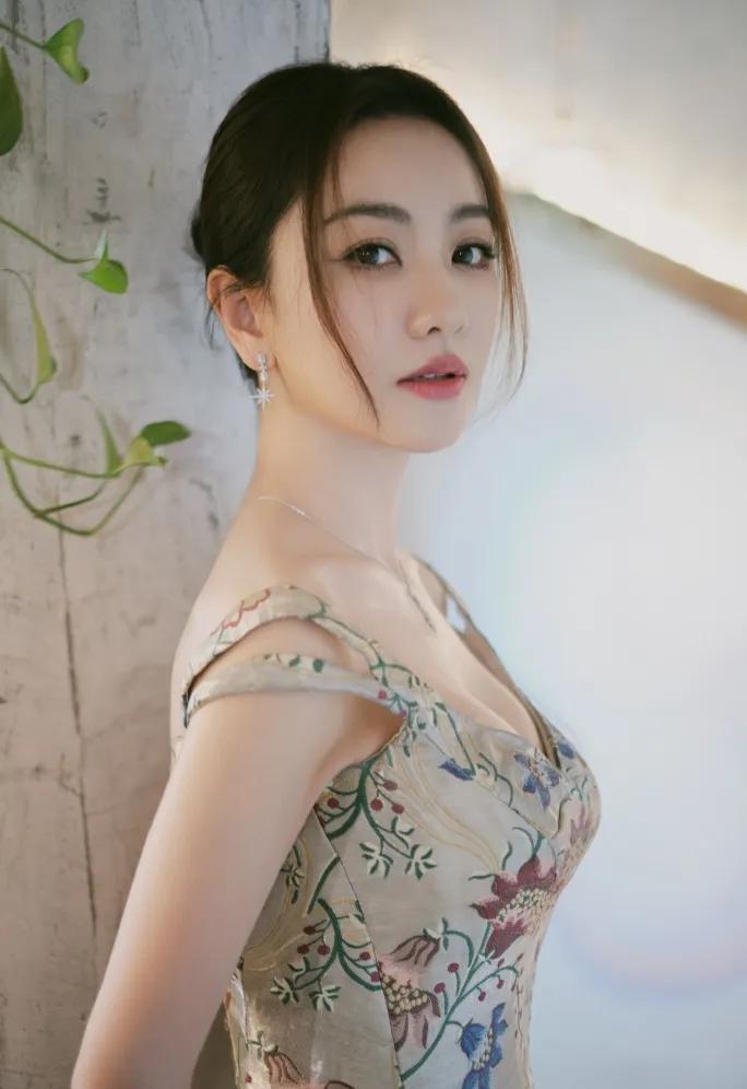 杨蓉太丰满了！吊带裙都兜不住好身材，性感又迷人！中式美人氛围感拉满！杨
